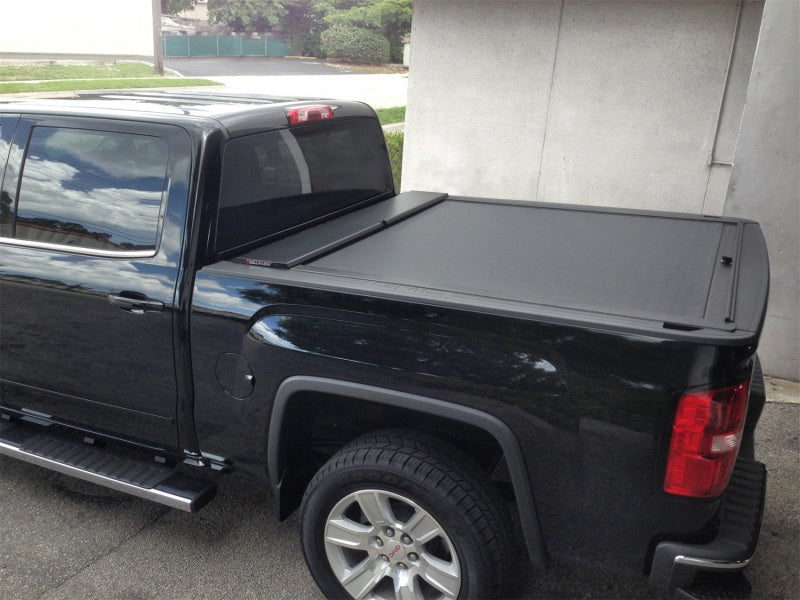 Roll-N-Lock LG530M 16-18 Toyota Tacoma Crew Cab SB 60-1/2in M-Series Retractable Tonneau Cover
