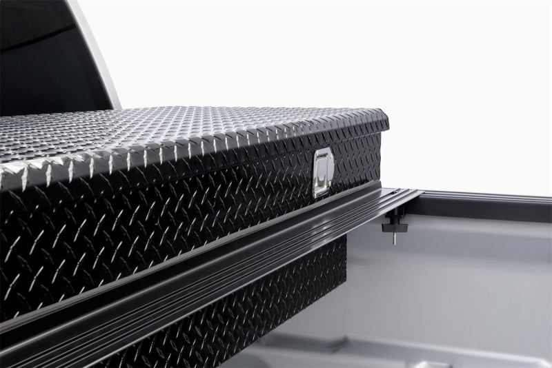 Extang 84450 14-16 Chevy/GMC Silv/Sierra 1500 (6.5ft) / 14-16 2500/3500HD Solid Fold 2.0 Toolbox