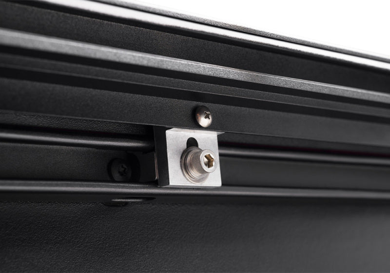 Roll-N-Lock LG530M 16-18 Toyota Tacoma Crew Cab SB 60-1/2in M-Series Retractable Tonneau Cover