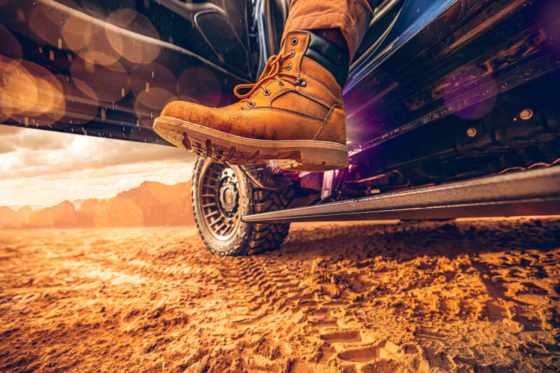 AMP Research 76240-01A 19-22 RAM 1500 All Cabs PowerStep Plug N Play - Black (Incl OEM Illumination)